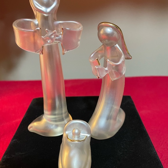 Livingquarters 3 Piece Nativity Set in Black Velvet Box - Picture 2 of 8